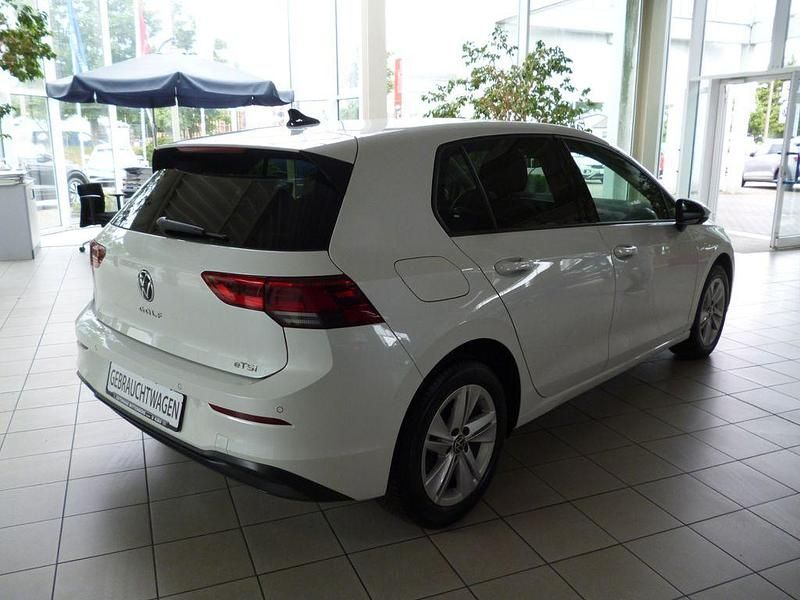 Gebraucht VW Golf VIII Life 131 PS (96 kW) 2023 Weiß Limousine