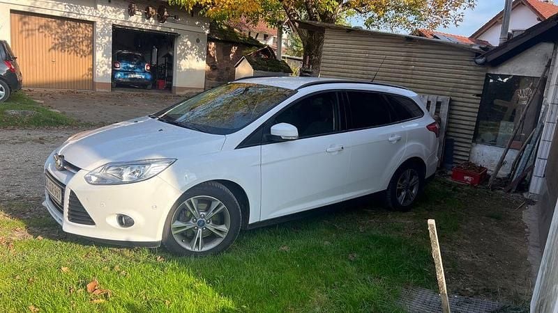 Weiß Gebraucht 2014 Ford Focus Limousine | 4.000 € (Superpreis) - Bild 1/4