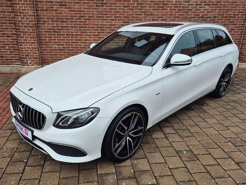 Weiß Gebraucht 2019 Mercedes E220 AMG Limousine | 21.990 € (Superpreis) - Bild 1/4