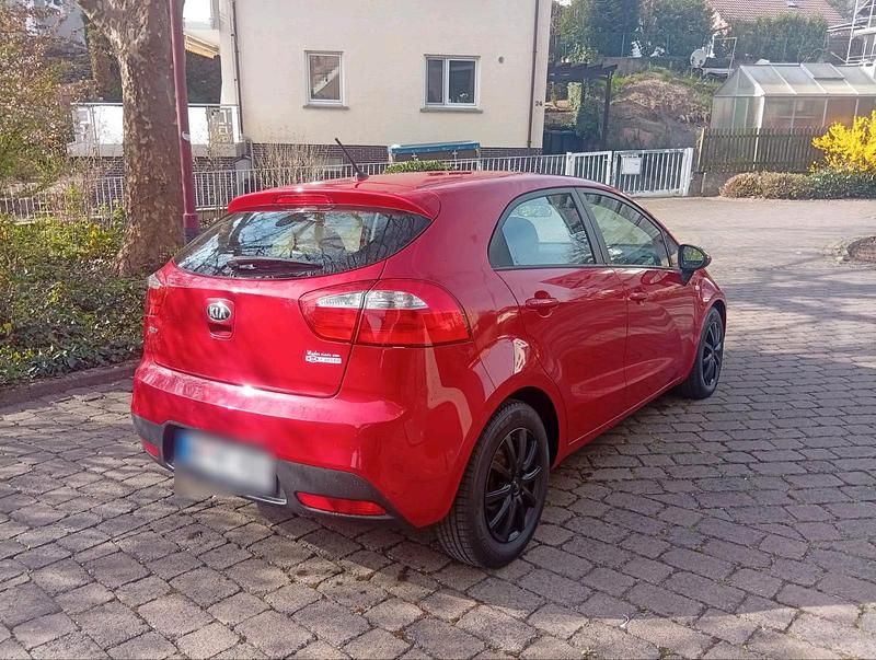 Gebraucht Kia Rio Edition 7 86 PS (63 kW) 2013 Rot Limousine