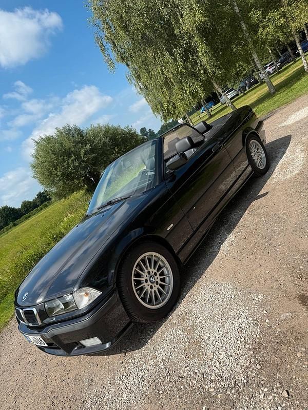 Schwarz Gebraucht 1998 BMW 320 Cabriolet M Sport Cabrio | 9.990 € (Fairer Preis) - Bild 1/4