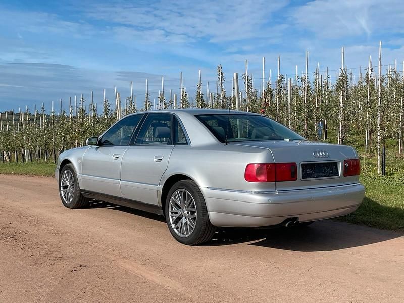 Silber Gebraucht 2002 Audi A8 Limousine | 9.900 € - Bild 1/4