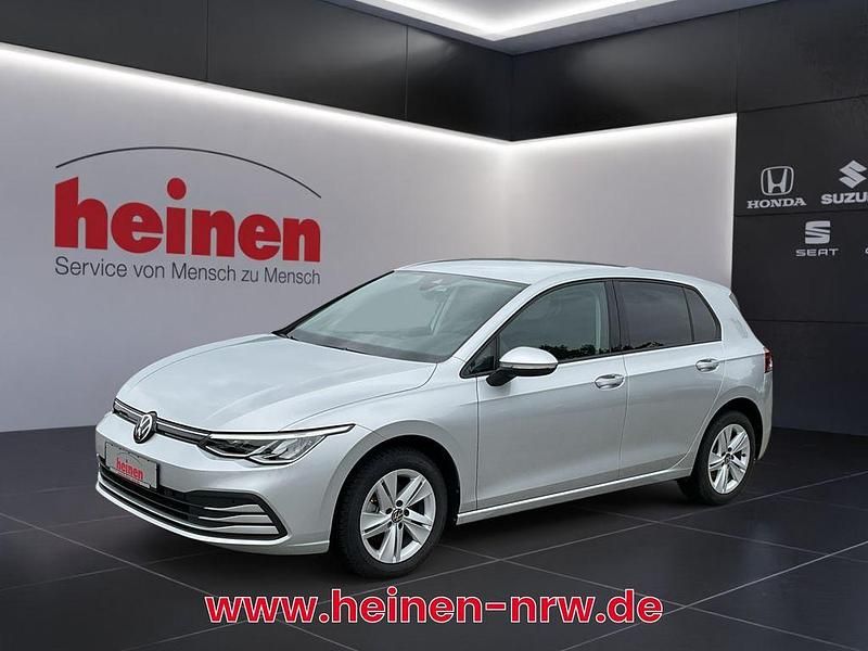 Silber Gebraucht 2023 VW Golf Life Limousine | 21.109 € (Superpreis) - Bild 1/4