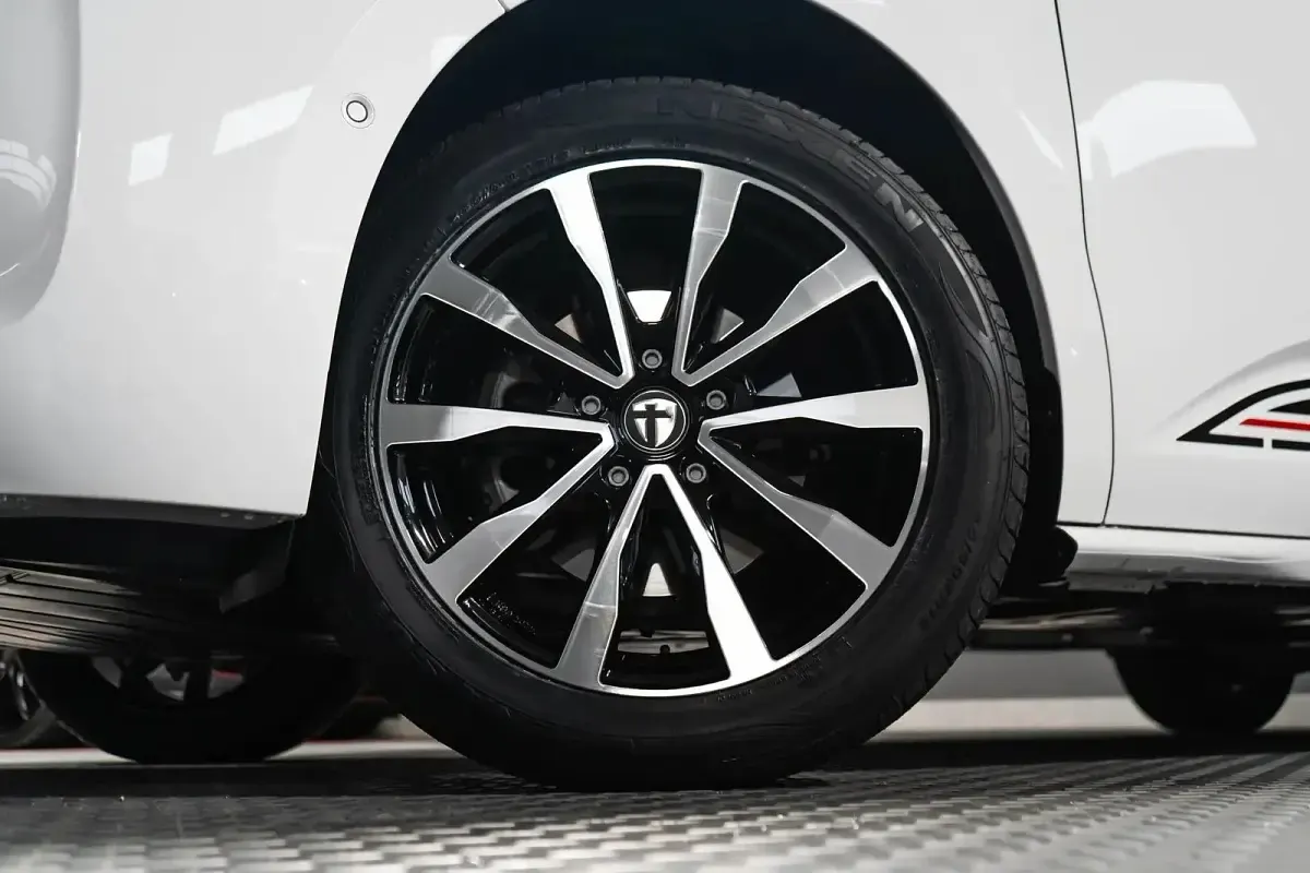 Uusi VW Multivan Edition 2026 Valkoinen Tila-auto