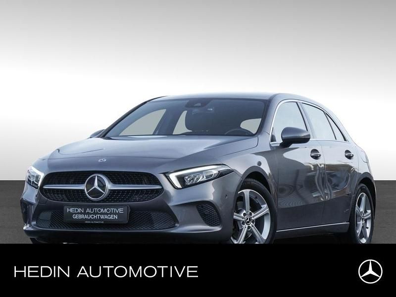 Grau Gebraucht 2019 Mercedes A180 Progressive Limousine | 17.380 € (Superpreis) - Bild 1/4