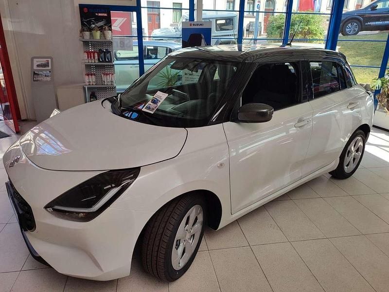 Cool white perl galactic gray Neu 2024 Suzuki Swift Comfort Kleinwagen | 17.995 € - Bild 1/4