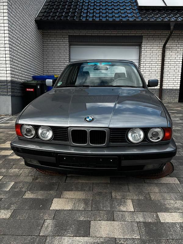 Silber Gebraucht 1993 BMW 520 Limousine | 4.200 € - Bild 1/4