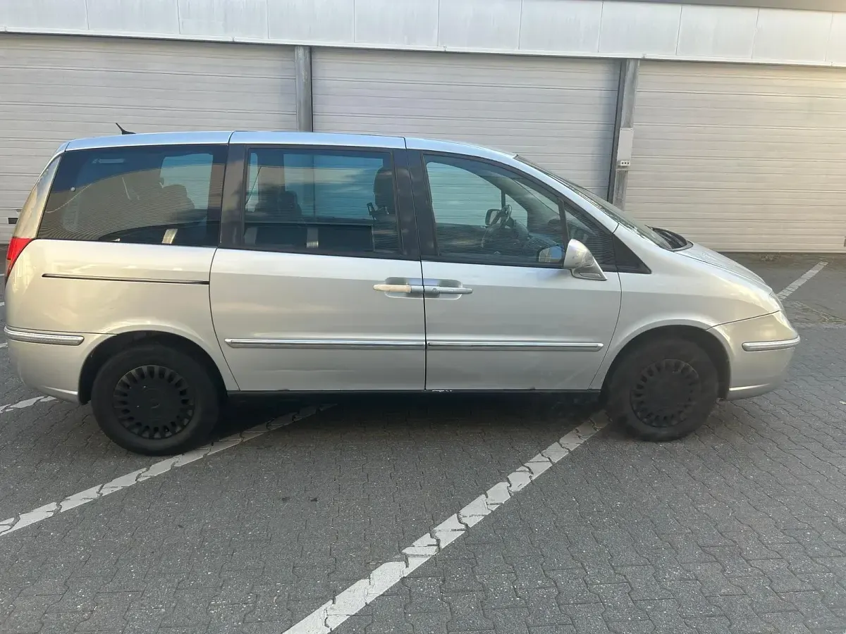 Usata Lancia Phedra 128 CV (94 kW) 2003 Grigio Monovolume