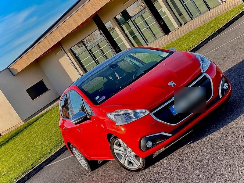 Rot Gebraucht 2017 Peugeot 208 Kleinwagen | 7.000 € (Fairer Preis) - Bild 1/4