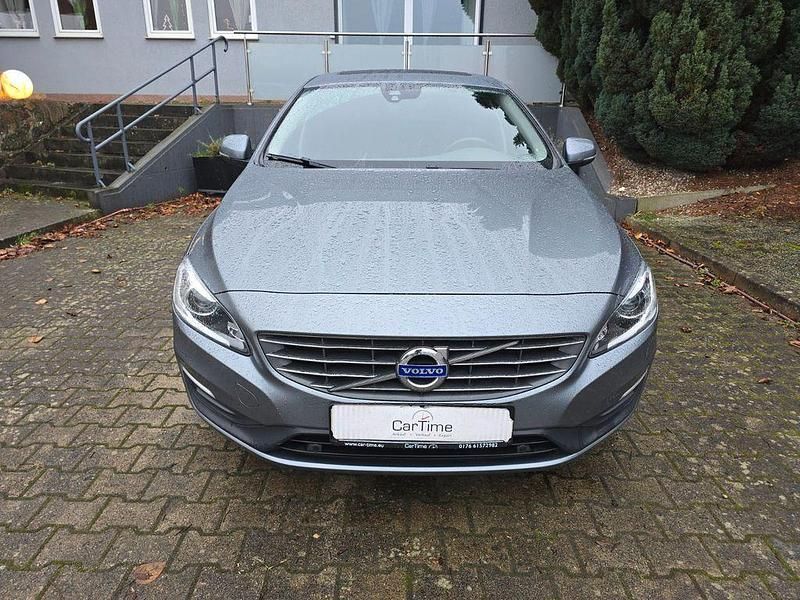 Gebraucht Volvo V60 Momentum 220 PS (161 kW) 2017 Grau Kombi