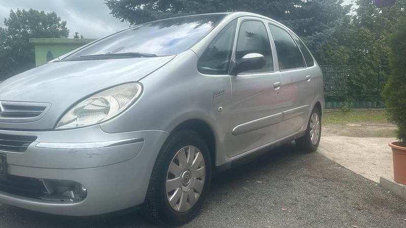 Grau Gebraucht 2005 Citroën Xsara Picasso Van / Kleinbus | 2.499 € (Fairer Preis) - Bild 1/4