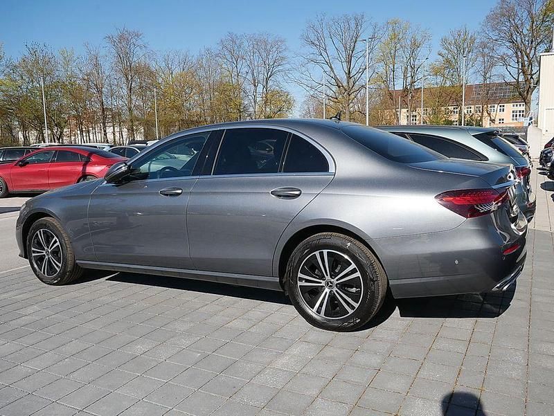 Gebraucht Mercedes E220 Avantgarde 200 PS (147 kW) 2022 Metalliclack selenitgrau Limousine