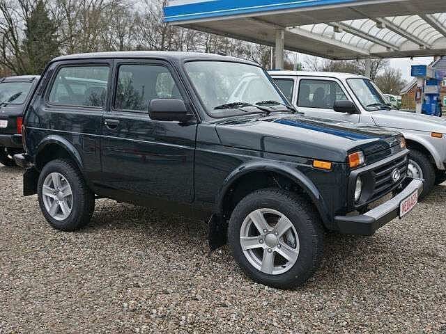 Grün Gebraucht 2022 Lada niva SUV | 15.290 € (Fairer Preis) - Bild 1/4