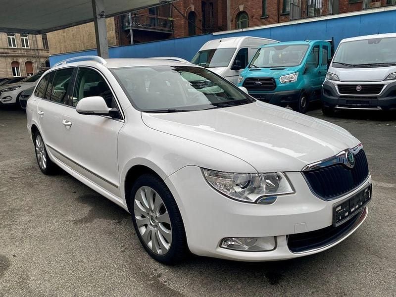 Weiß Gebraucht 2012 Skoda Superb Comfort Kombi | 5.690 € (Fairer Preis) - Bild 1/4