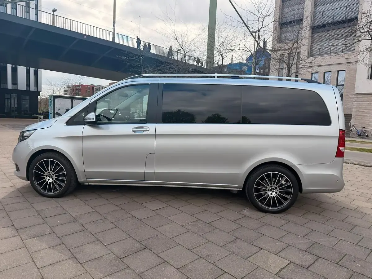 Gebraucht Mercedes V220 163 PS (119 kW) 2017 Silber Van / Kleinbus