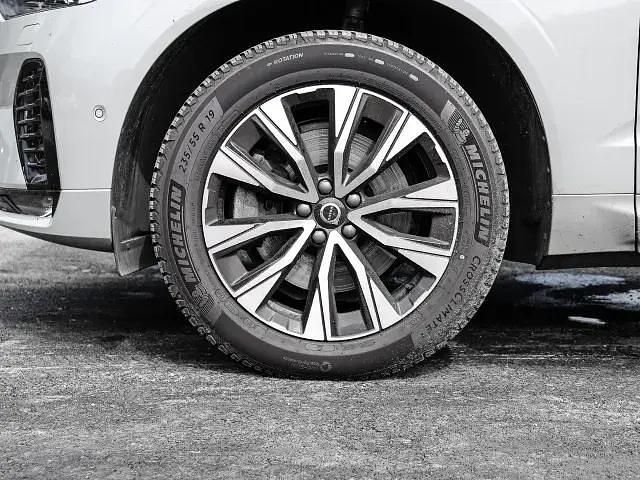Gebraucht Volvo XC60 Plus 197 PS (144 kW) 2023 Grau SUV