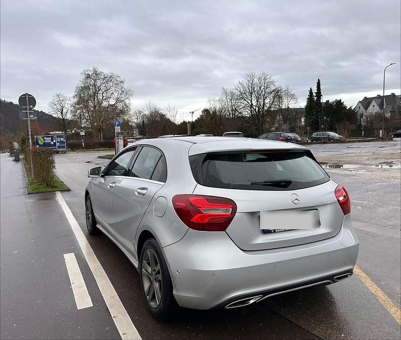 Gebraucht Mercedes A180 105 PS (77 kW) 2017 Silber Limousine