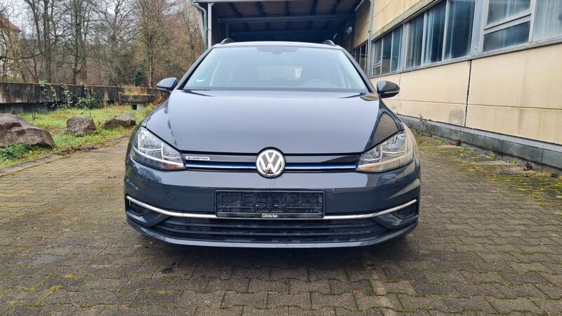 Grau Gebraucht 2019 VW Golf VII Comfortline Limousine | 13.300 € (Superpreis) - Bild 1/4