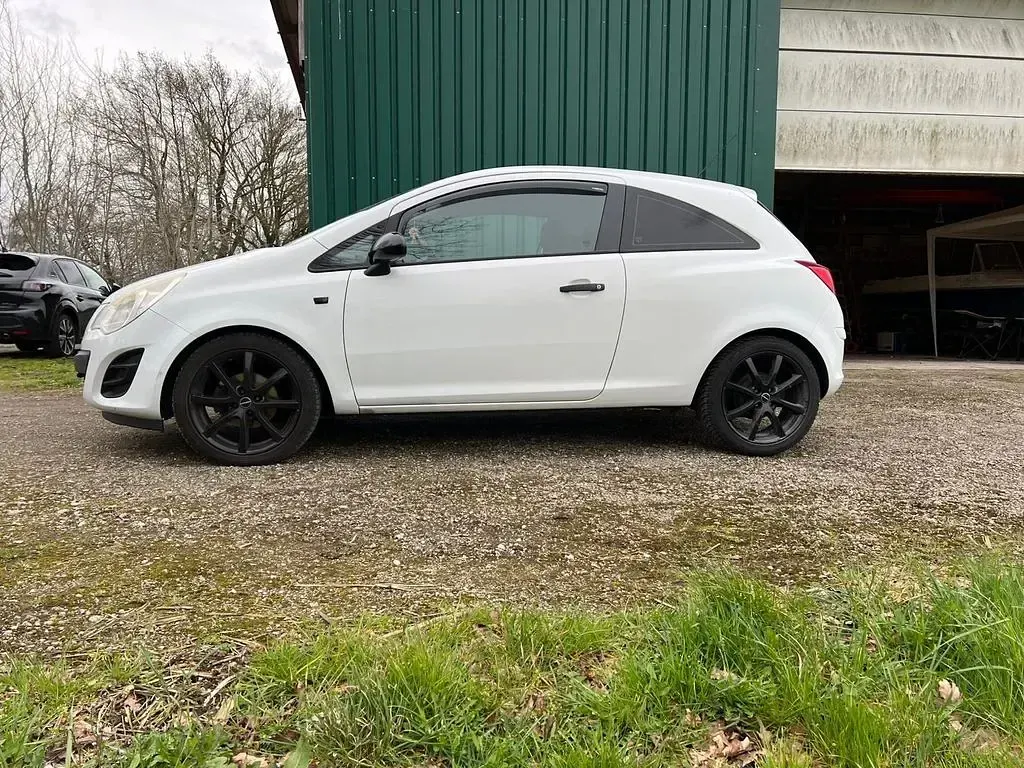 Używany Opel Corsa Selection 69 KM (50 kW) 2012 Biały Hatchback