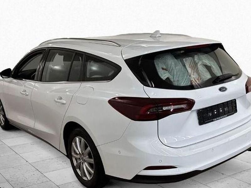 Gebraucht Ford Focus Titanium 120 PS (88 kW) 2023 Frost weiß Limousine