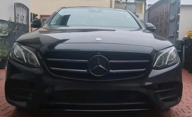 Schwarz Gebraucht 2016 Mercedes E200 AMG line Limousine | 23.000 € - Bild 1/4