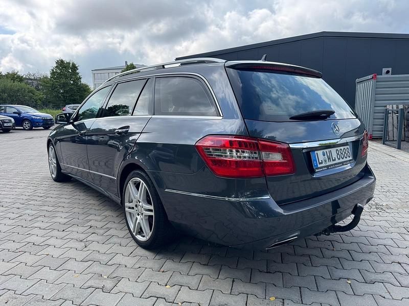 Gebraucht Mercedes E220 Avantgarde 170 PS (125 kW) 2010 Tenoritgrau Kombi