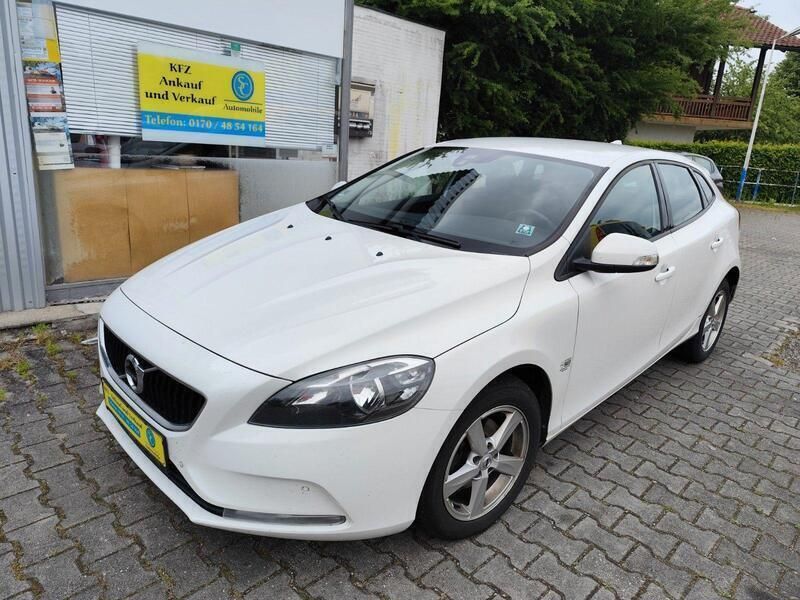 Weiß Gebraucht 2017 Volvo V40 Kinetic Kombi | 4.999 € - Bild 1/4