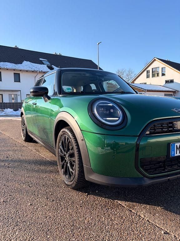Grün Gebraucht 2025 Mini Cooper S Classic Kleinwagen | 29.900 € (Guter Preis) - Bild 1/4