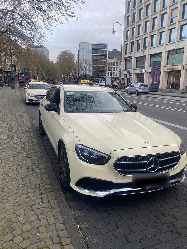 Gebraucht Mercedes E220 200 PS (147 kW) 2023 Schwarz Kombi