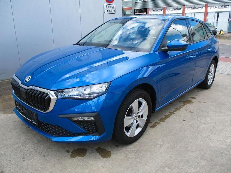 Blau Gebraucht 2024 Skoda Scala Essence Kleinwagen | 15.570 € - Bild 1/4