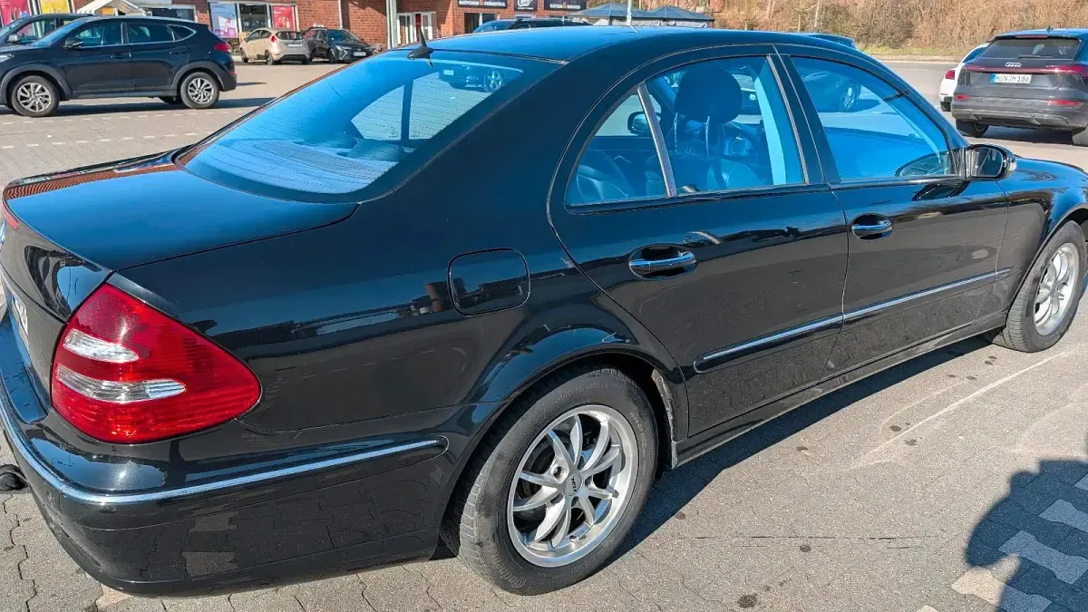 Gebraucht Mercedes E220 Avantgarde 150 PS (110 kW) 2004 Schwarz Limousine