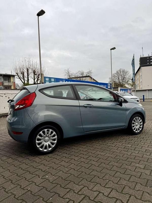 Gebraucht Ford Fiesta Trend 60 PS (44 kW) 2010 Avalongrau Kleinwagen