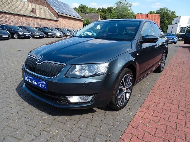 Grau Gebraucht 2015 Skoda Octavia Limousine | 11.650 € (Guter Preis) - Bild 1/4
