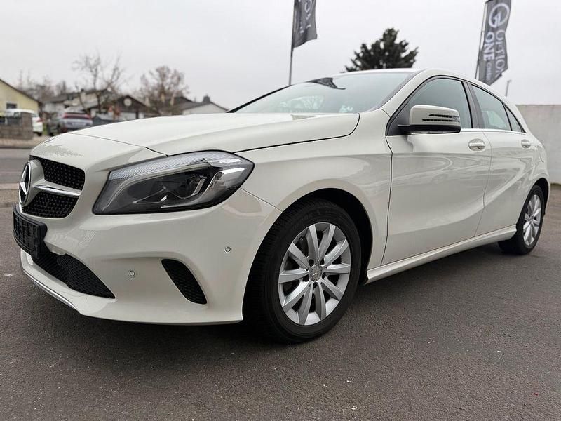 Weiß Gebraucht 2015 Mercedes A180 Limousine | 15.999 € (Fairer Preis) - Bild 1/4