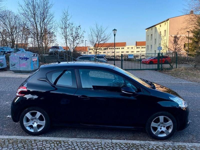 Gebraucht Peugeot 208 Active 82 PS (60 kW) 2012 Schwarz Kleinwagen