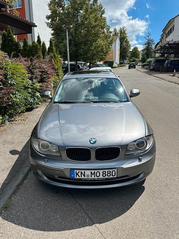 Grau Gebraucht 2011 BMW 118 Kleinwagen | 2.400 € (Superpreis) - Bild 1/4
