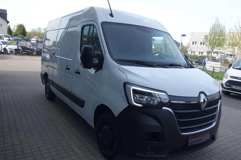 Second-hand Renault Master 135 CP (99 kW) 2024 Alb Monovolum