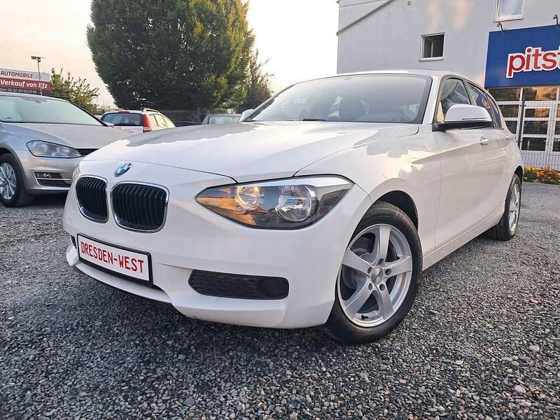Weiß Gebraucht 2011 BMW 116 Sport Line Kleinwagen | 7.199 € (Fairer Preis) - Bild 1/4