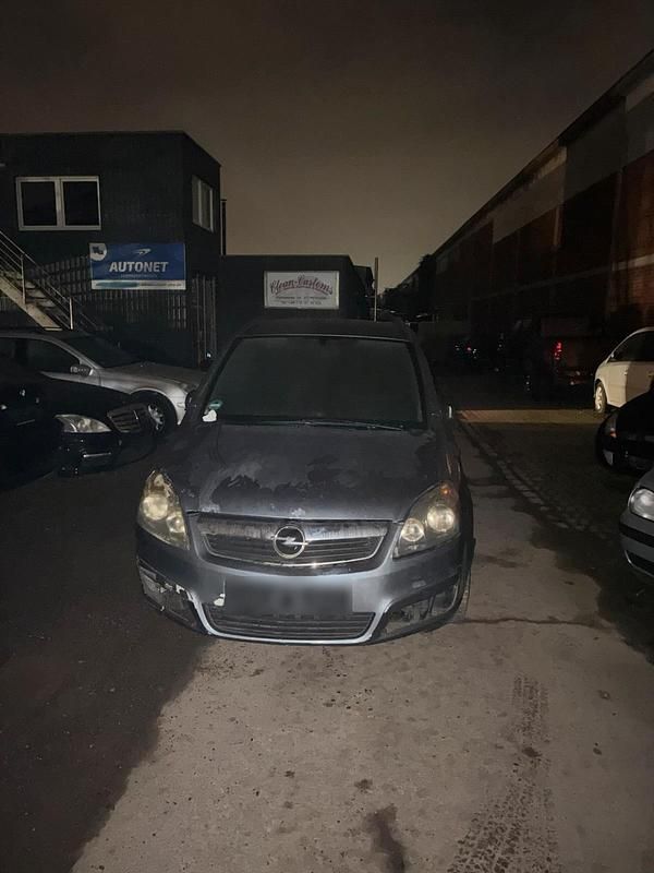 Grau Gebraucht 2008 Opel Zafira Van / Kleinbus | 800 € (Superpreis) - Bild 1/4