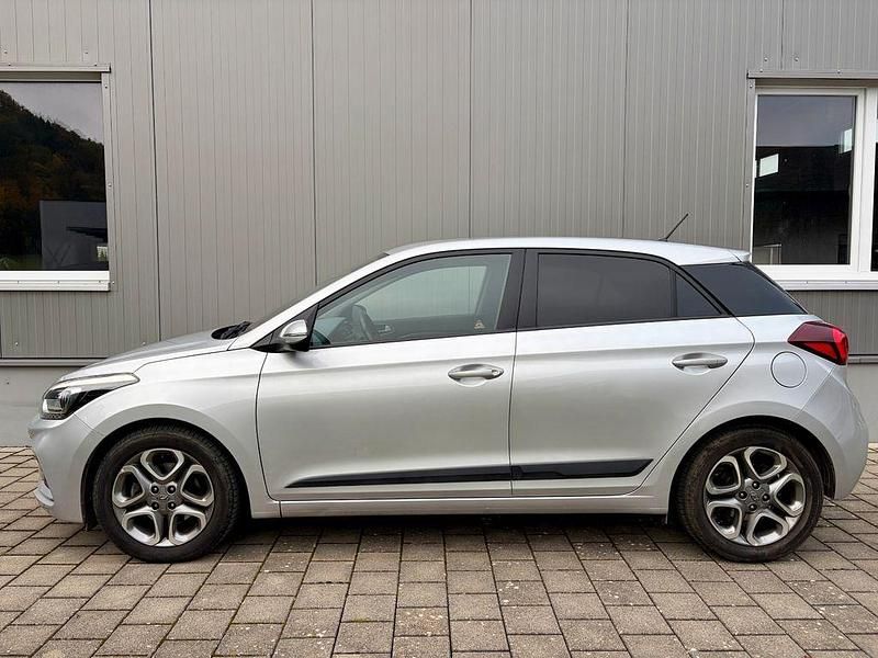 Gebraucht Hyundai i20 101 PS (74 kW) 2019 Silber Limousine