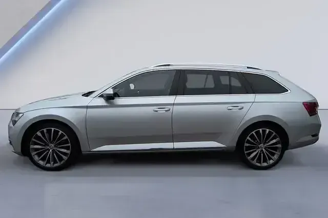 Gebraucht Skoda Superb LAURIN & KLEMENT 280 PS (205 kW) 2023 Silber Kombi