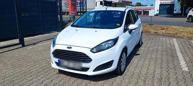 Weiß Gebraucht 2015 Ford Fiesta Kleinwagen | 3.599 € (Superpreis) - Bild 1/4