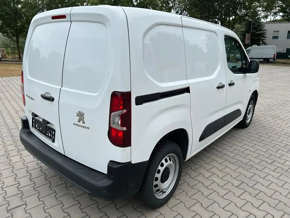 Gebraucht Peugeot Partner Premium 131 PS (96 kW) 2021 Weiß Van / Kleinbus