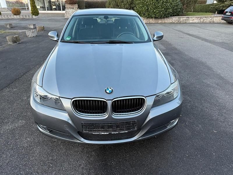 Gebraucht BMW 318 140 PS (102 kW) 2009 Grau Kombi
