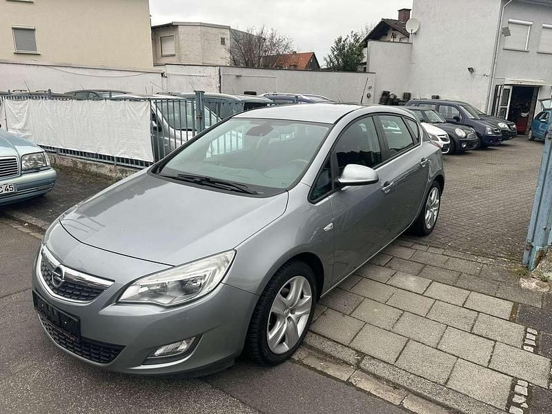 Gebraucht Opel Astra Edition 116 PS (85 kW) 2010 Silbersee/perl silber (m2) Kleinwagen