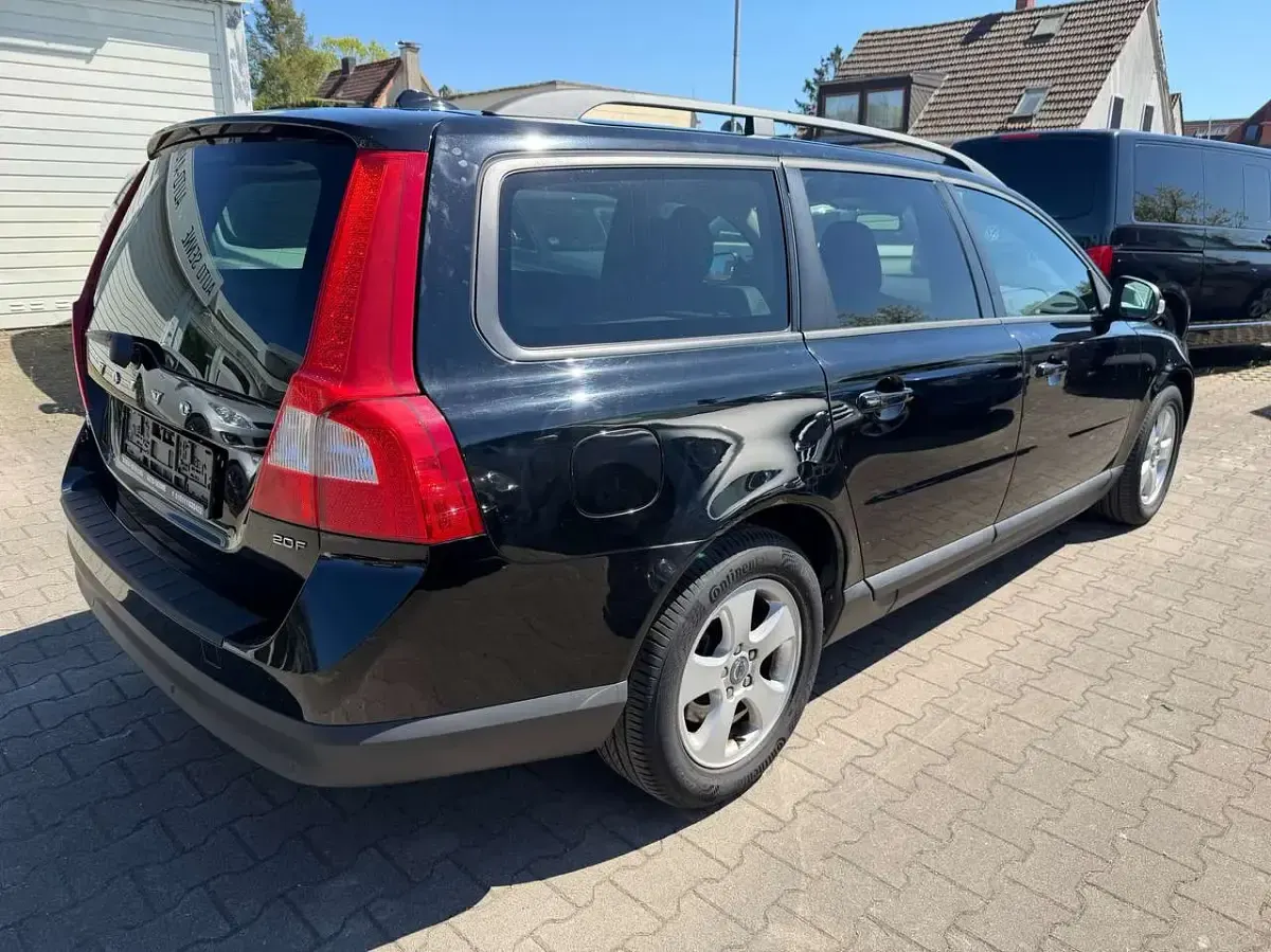 Gebraucht Volvo V70 Kinetic 145 PS (106 kW) 2009 Black solid (stone) / solid Kombi