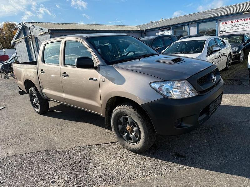 Braun Gebraucht 2011 Toyota HiLux Life Abholung | 8.490 € (Fairer Preis) - Bild 1/4