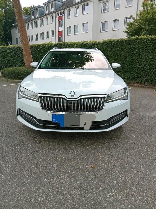 Weiß Gebraucht 2022 Skoda Superb Kombi | 24.800 € (Superpreis) - Bild 1/4