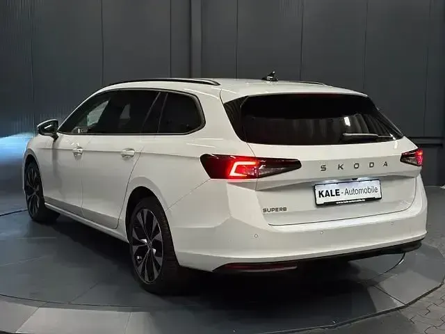 Gebraucht Skoda Superb Selection 150 PS (110 kW) 2024 Purity weiss Kombi