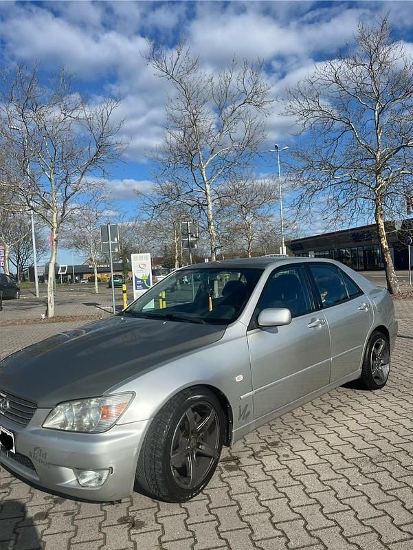 Grau Gebraucht 1999 Lexus IS200 Limousine | 5.000 € - Bild 1/4